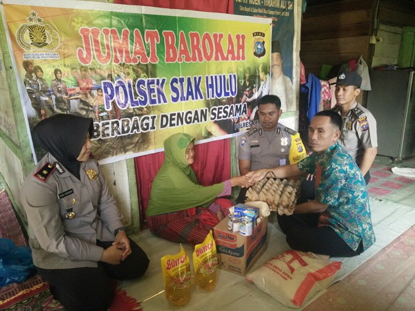 Kapolsek Siak Hulu Bantu Warga Kurang Mampu di Desa Tanjung Balam
